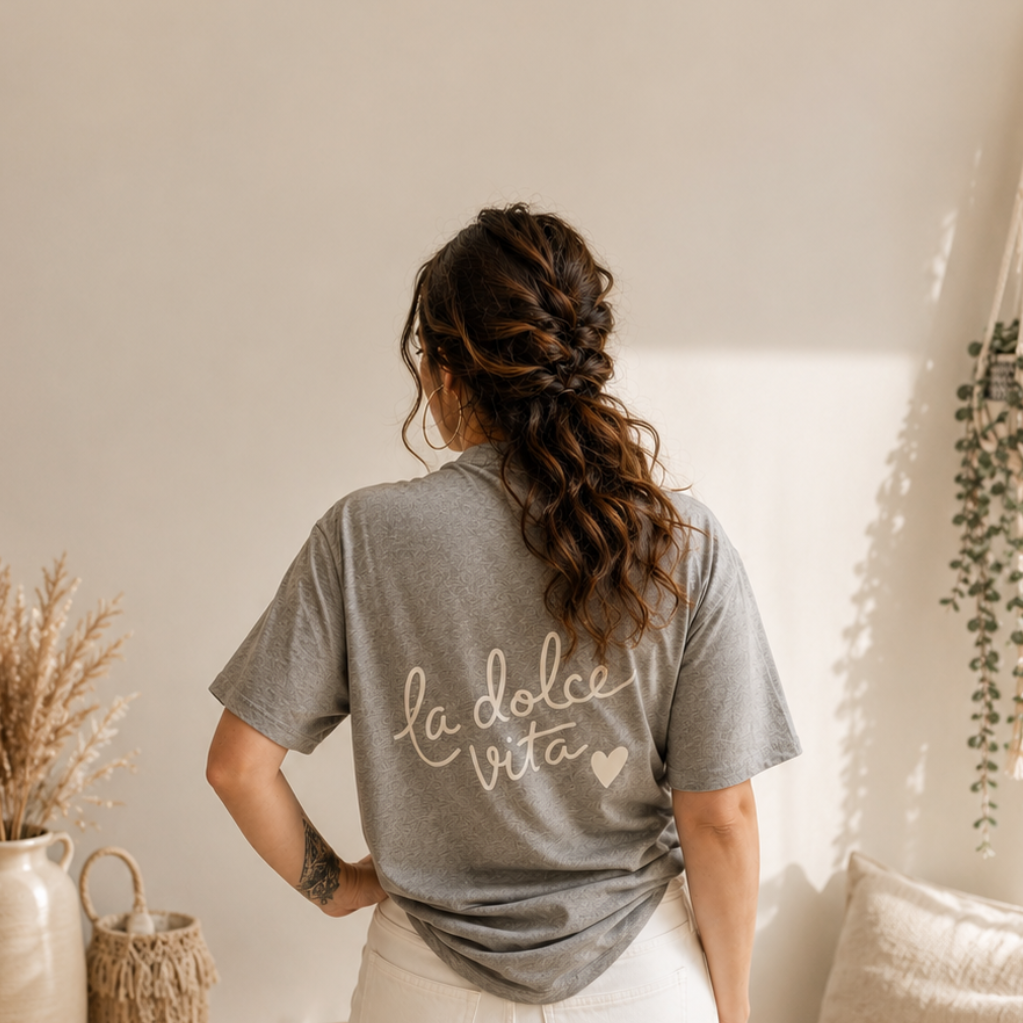 Graues Oversized-Shirt mit cremefarbenem "la dolce vita"-Schriftzug auf dem Rucken – aufgebugelt mit Siser EasyWeed P.S. Film von Plotter Prinzessin