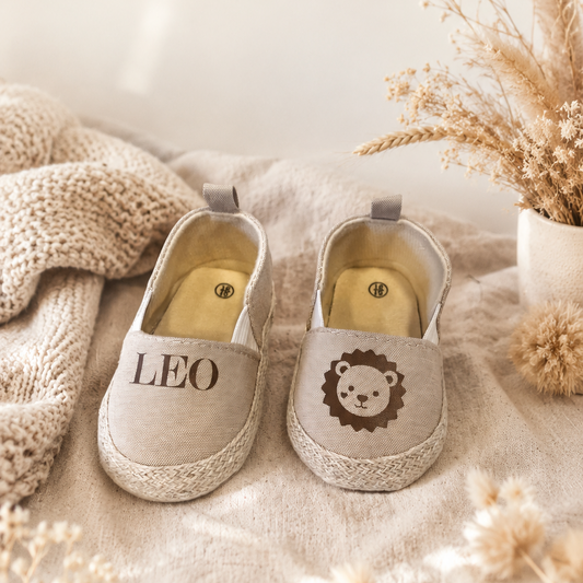 Beige Kinder-Espadrilles personalisiert mit Name "LEO" und Lowen-Motiv aus Siser EasyWeed P.S. Film – aufgebugelt mit Plotterfolie von Plotter Prinzessin