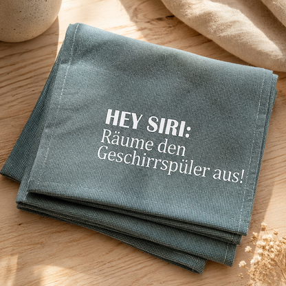 Grunes Leinen-Geschirrtuch mit weissem Schriftzug "HEY SIRI: Raume den Geschirrspuler aus!" – bedruckt mit Siser EasyWeed P.S. Film von Plotter Prinzessin