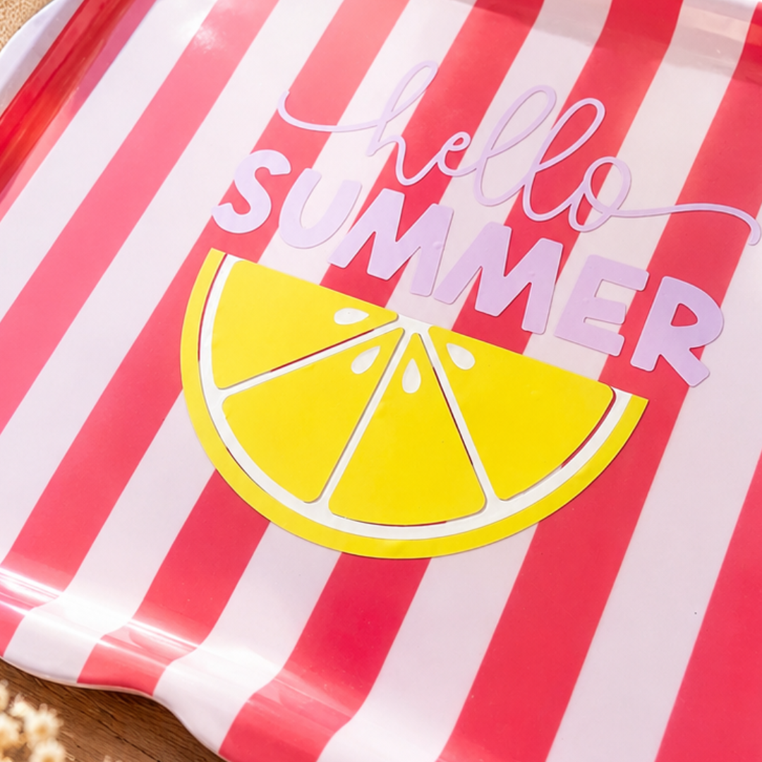 Rot-weiss gestreiftes Tablett mit buntem Vinyl-Aufkleber "hello Summer" und Zitronen-Motiv – aufgeklebt mit Standard Vinyl matt von Plotter Prinzessin