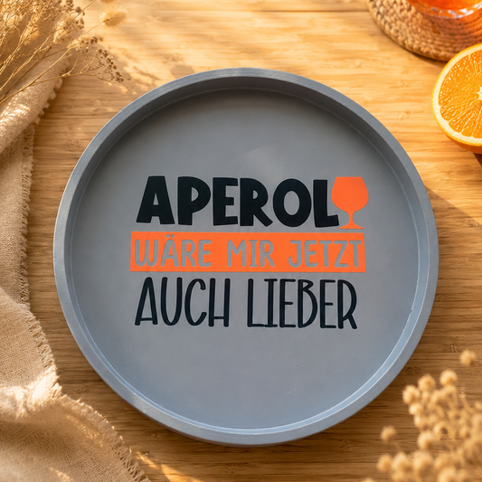 Grauer Holztablett mit selbstklebendem Vinyl-Aufkleber "Aperol ware mir jetzt auch lieber" in Schwarz und Orange – beklebt mit Standard Vinyl matt von Plotter Prinzessin