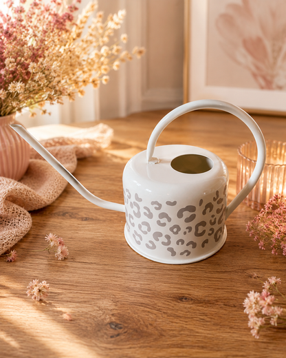 Weisse Gieskanne mit grauem Leopardenmuster aus mattem Plottervinyl – DIY-Projekt mit Standard Vinyl matt von Plotter Prinzessi